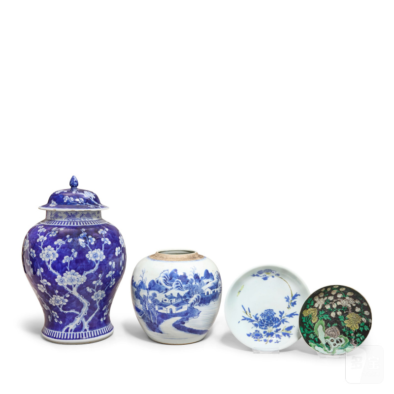 清 青花罐兩件及彩繪盤兩件 | TWO BLUE AND WHITE JARS AND TWO ENAMELLED DISHES - 图1